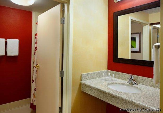 Hotel Courtyard By Marriott Cleveland Willoughby Habitación foto